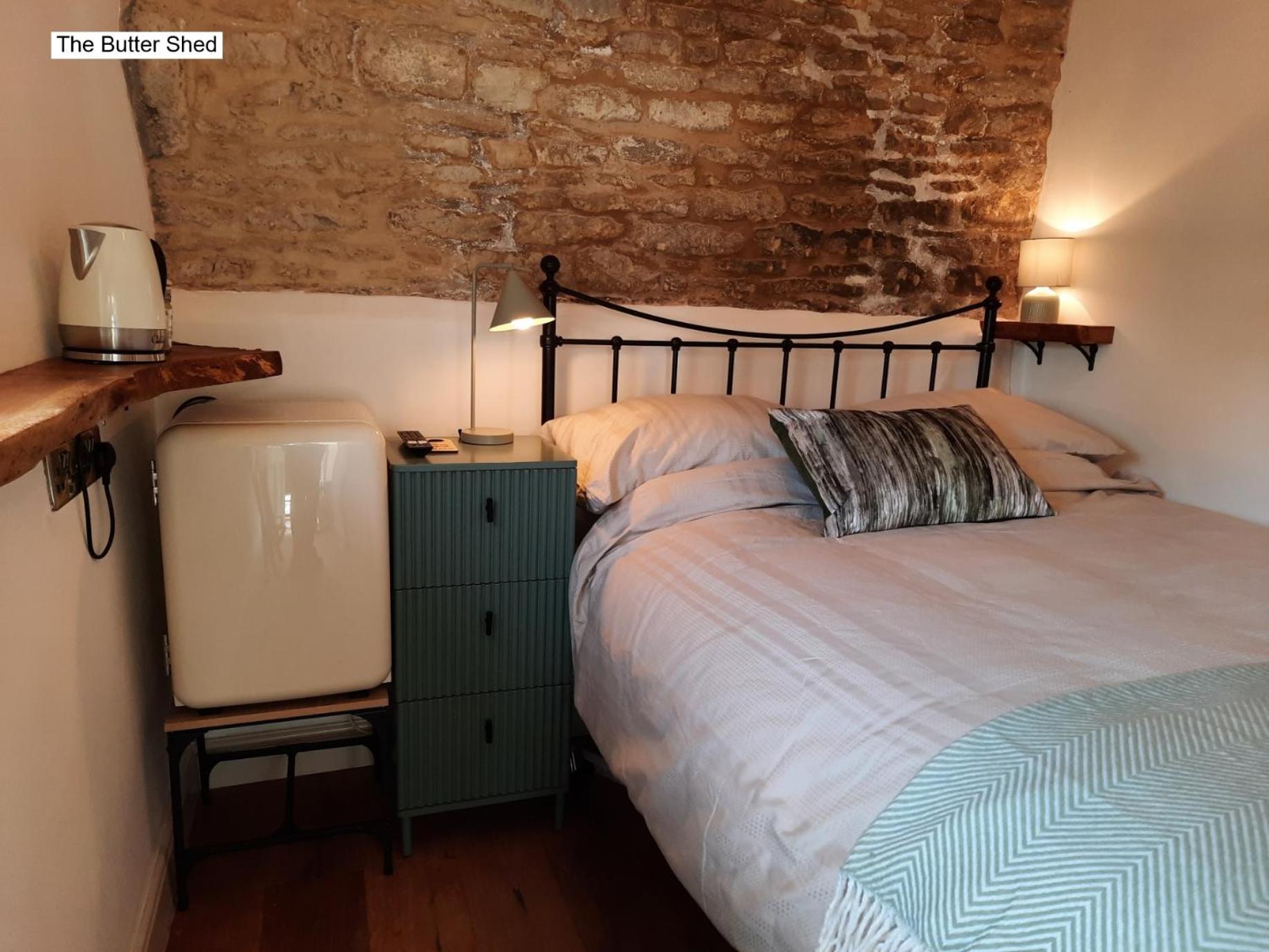 Cotswold Cottage Bed & Breakfast Luckington Exterior photo
